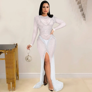 Élégante robe de soirée blanche en mesh avec strass argentés et fente frontale