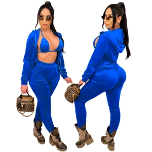 Vue détaillée du survêtement 3 pièces en velours bleu pour femme avec sweat à capuche