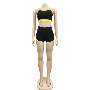 Détail d'un ensemble de yoga noir côtelé avec bordures fluo et short à taille haute