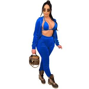Vue détaillée de l'ensemble 3 pièces en velours bleu pour femme avec sweat et pantalon