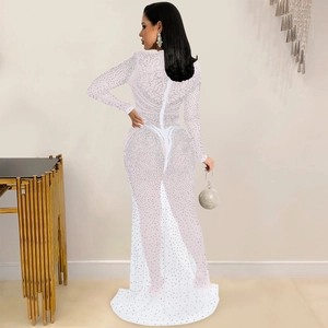 Vue arrière d'une robe de soirée blanche en mesh avec strass et manches longues