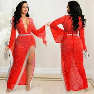 Abito lungo rosso sexy con scollo a V profondo, strass luccicanti e dettagli di frange