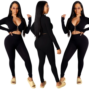 Dames set van zwart geribd breisel met cropped top met rits en legging met hoge taille