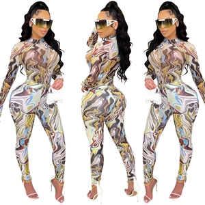 Détail de l'imprimé marbré tie-dye sur un ensemble deux pièces moulant en mesh léger