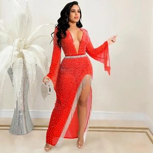 Dettaglio dell'abito rosso con scollo a V profondo, frange argento e strass lucidi