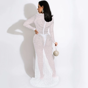 Détail de robe de soirée en résille blanche avec strass denses et fente haute sexy