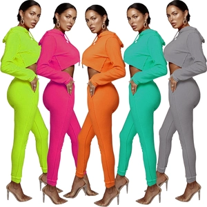 Completo donna 2 pezzi con felpa con cappuccio corta e leggings a vita alta slim