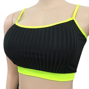 Détail d'un crop top de yoga noir côtelé avec bordure vert fluo sur les coutures