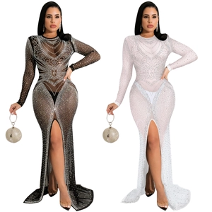 Détail d'une robe de soirée en résille avec strass et fente latérale montante