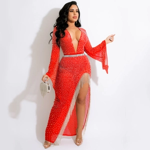 Dettaglio dell'abito da sera rosso con strass argento e bordo con spacco e frange