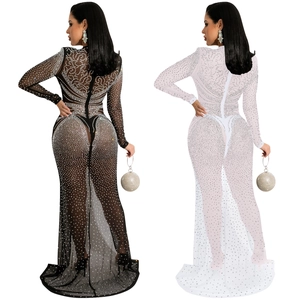 Robe de soirée transparente en tulle avec strass et fente latérale en noir et blanc