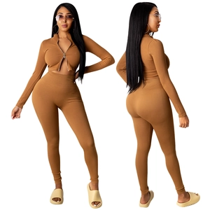 Detail van geribbelde gebreide crop top met rits en bijpassende high-waist leggings