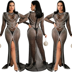 Détail en maille noire transparente avec strass argentés et fente haute sur la robe