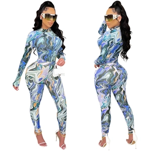 Détail de l'ensemble deux pièces pour femme avec imprimé marbré bleu et texture mesh