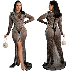 Détails des strass faits main sur robe de soirée en résille avec fente et manches longues