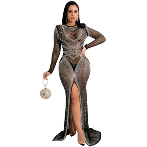 Détail de la robe en maille transparente avec strass argentés et fente haute