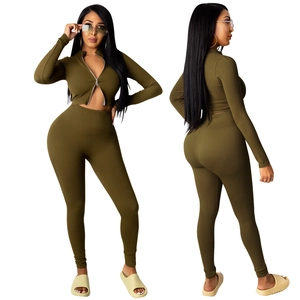 Detail van donkerolijf geribde gebreide tweedelige set met rits top en leggings