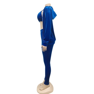 Vue de côté d'un ensemble trois pièces en velours bleu royal avec sweat à capuche