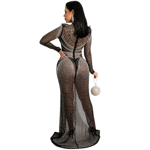 Détail du dos d'une robe longue en maille noire transparente avec des strass baroques