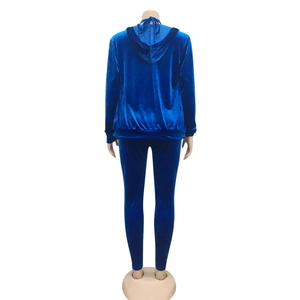 Vue arrière d'un ensemble sweat à capuche et jogging en velours bleu sur fond blanc