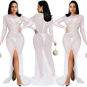 Vue détaillée d'une robe de soirée en maille transparente blanche avec strass et fente