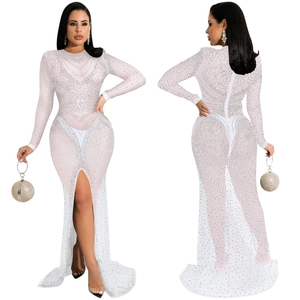 Vue détaillée d'une robe de soirée blanche en mesh avec strass et fente haute sexy