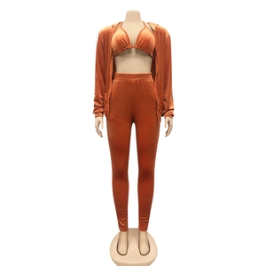 Détail de l'ensemble 3 pièces en velours orange avec sweat à capuche et pantalon slim
