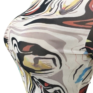 Détail de l'imprimé marbré abstrait coloré sur tissu en maille fine translucide