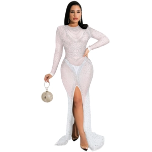 Détail d'une robe en mesh blanc avec strass argentés, manches et fente haute
