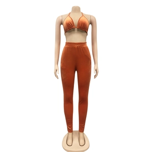 Détail de l'ensemble deux pièces en velours caramel avec haut licou et legging taille haute