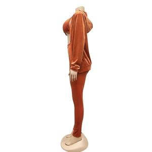 Vue latérale d'un ensemble 3 pièces en velours orange avec sweat à capuche et pantalon