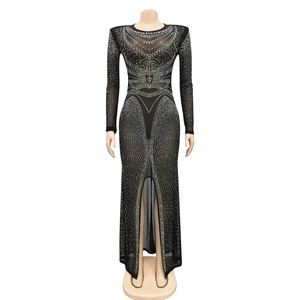 Détail d'une robe en maille noire avec strass argentés et fente haute élégante