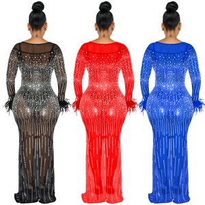 Abito lungo in rete glitterata con strass e polsini in piuma in nero, rosso e blu