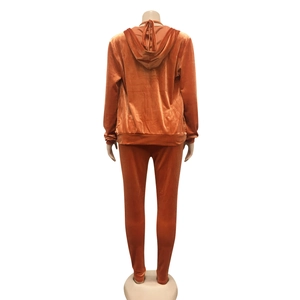 Vue arrière du survêtement en velours orange pour femme avec sweat à capuche et pantalon