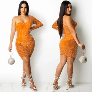 Mini robe moulante orange à strass avec une épaule dénudée et une manche longue unique