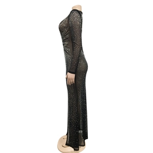 Détails de strass argentés brillants sur une robe longue en mesh noir à manches