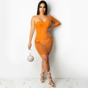 Détail de la mini-robe orange à une épaule avec perles et design de manche asymétrique
