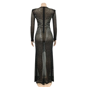 Détails des motifs géométriques en strass argentés sur la robe en maille transparente noire