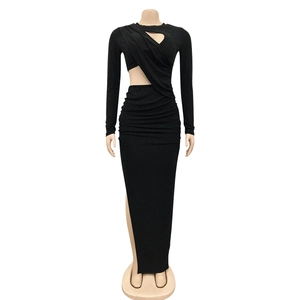 Dettaglio dell'elegante abito nero con tagli cut-out, spacco alto e design arricciato