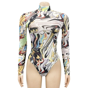 Détail de l'imprimé marbré abstrait sur le body en mesh à manches longues aux couleurs vives