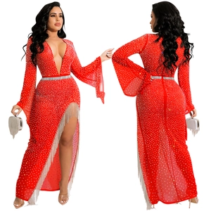 Dettaglio fronte e retro del vestito rosso con scollo a V, strass e frange argentate lucide