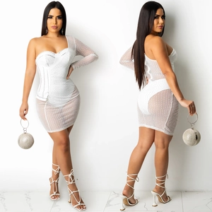 Robe corset blanche à une épaule avec jupe en résille à pois et détails en strass