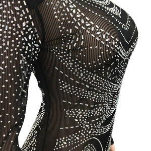 Détail du tissu en maille transparente orné de strass argentés et paillettes scintillantes