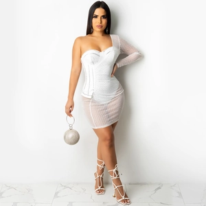 Détail de robe blanche asymétrique en mesh avec structure corset et strass scintillants