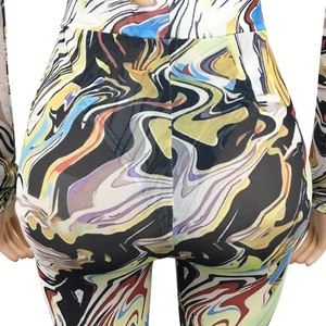 Détail arrière du legging imprimé marbre psychédélique avec une coupe ajustée sexy