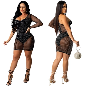 Vue détaillée de strass brillants sur tissu en maille noire pour robe de soirée sexy