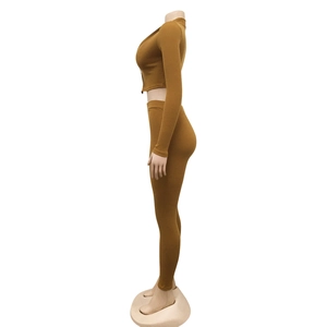 Detail van de geribbelde textuur op een gebreide crop top en nauwsluitende legging
