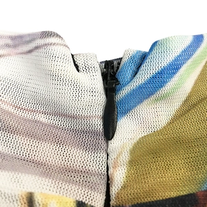 Détail de la fermeture éclair invisible et du tissu en maille abstraite de ce pantalon