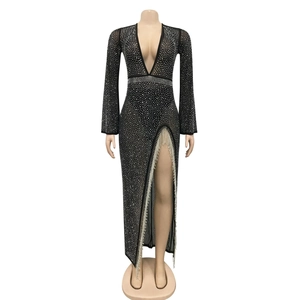 Dettaglio dell'abito lungo in rete nera sexy con scollo a V e strass scintillanti