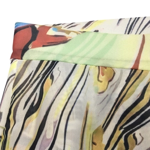 Gros plan d'un imprimé abstrait vibrant sur tissu mesh avec coutures précises
